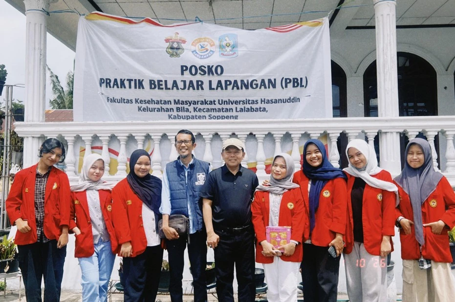 Dekan FKM Unhas Prof. Sukri Palutturi bersama Wakil Dekan I Dr. Wahiduddin, S.KM., M.Kes., dan mahasiswa FKM Unhas angkatan 2023 berfoto di depan Posko Praktik Belajar Lapangan (PBL) II Fakultas Kesehatan Masyarakat Universitas Hasanuddin di Kelurahan Bila, Kecamatan Lalabata, Kabupaten Soppeng, Sabtu (10/1/2026), saat kunjungan lapangan untuk meninjau pelaksanaan program intervensi kesehatan masyarakat berbasis kebutuhan lokal.