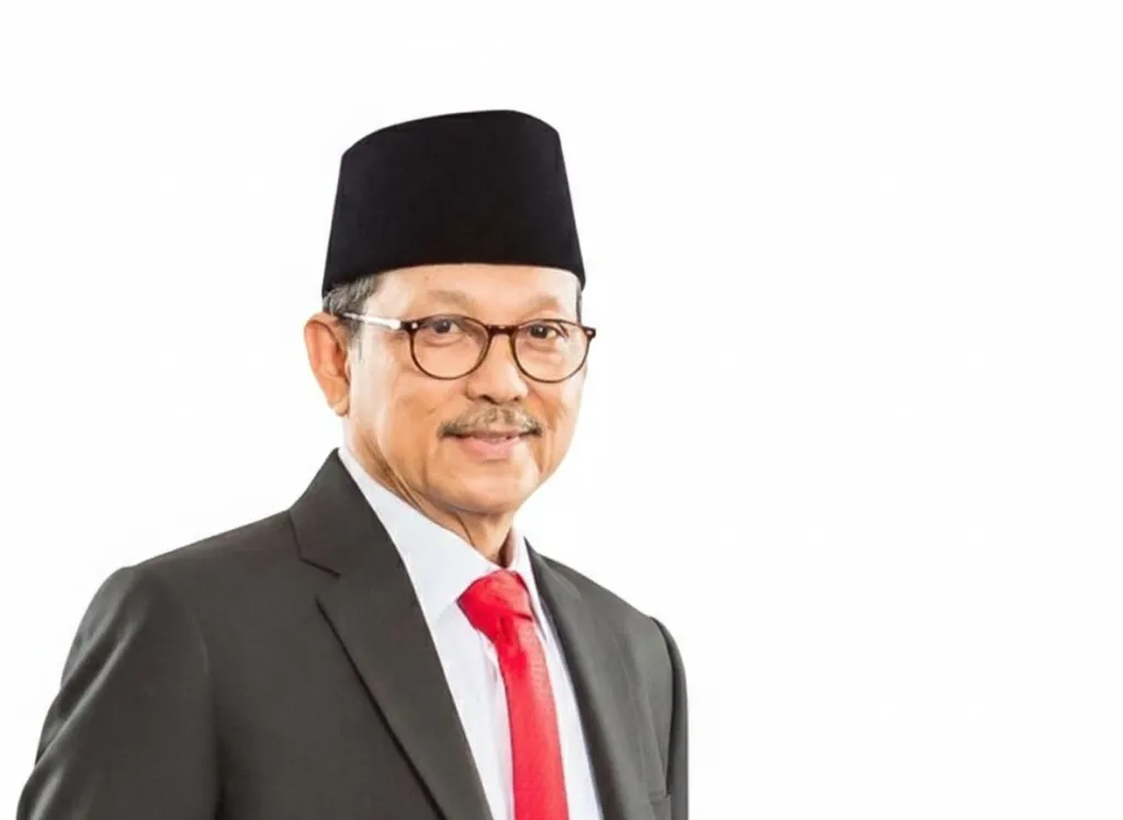 Prof. Dr. Hamid Paddu, Guru Besar Ilmu Ekonomi Keuangan Negara/Publik Fakultas Ekonomi dan Bisnis, menyampaikan analisis strategis mengenai dinamika de-dolarisasi dan transformasi sistem keuangan global dalam era perubahan ekonomi.