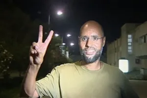 Saif al-Islam Gaddafi, putra mantan pemimpin Libya Muammar Gaddafi, memberikan tanda 'V' di Tripoli pada 23 Agustus 2011 (Kredit: Reuters).