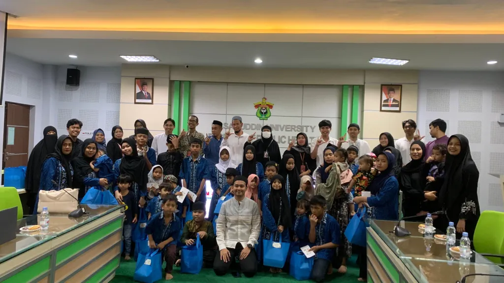 Sivitas akademika Departemen Kesehatan Lingkungan Fakultas Kesehatan Masyarakat Universitas Hasanuddin (FKM Unhas) berfoto bersama puluhan anak yatim dari Panti Asuhan At-Taqwa usai kegiatan Santunan dan Buka Puasa Bersama dalam rangka Amaliah Ramadan 4 yang dilaksanakan di Ruang Prof. Dr. H. Nur Nasry Noor, MPH, FKM Unhas, Kamis (12/3/2026), sebagai wujud kepedulian sosial dan penguatan silaturahmi di bulan suci Ramadan.
