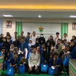 Sivitas akademika Departemen Kesehatan Lingkungan Fakultas Kesehatan Masyarakat Universitas Hasanuddin (FKM Unhas) berfoto bersama puluhan anak yatim dari Panti Asuhan At-Taqwa usai kegiatan Santunan dan Buka Puasa Bersama dalam rangka Amaliah Ramadan 4 yang dilaksanakan di Ruang Prof. Dr. H. Nur Nasry Noor, MPH, FKM Unhas, Kamis (12/3/2026), sebagai wujud kepedulian sosial dan penguatan silaturahmi di bulan suci Ramadan.