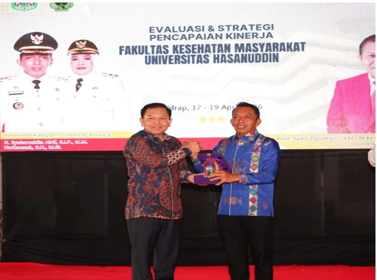 Penyerahan cenderamata antara Pemerintah Kabupaten Sidrap dan FKM Unhas menjadi simbol kuat kolaborasi strategis dalam mempercepat pembangunan kesehatan dan mengakselerasi capaian menuju reputasi internasional. (Foto: Dok.Pribadi).