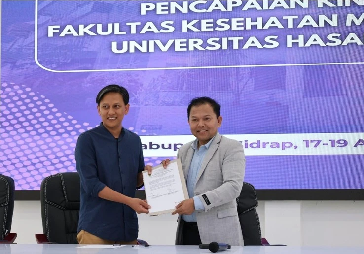 Penyerahan dokumen strategis dalam forum Evaluasi Kinerja FKM Unhas di Sidrap menjadi simbol komitmen akademik yang terstruktur dalam memperkuat tata kelola, inovasi, dan akselerasi capaian menuju standar global. (Foto:Dok.Prinadi).