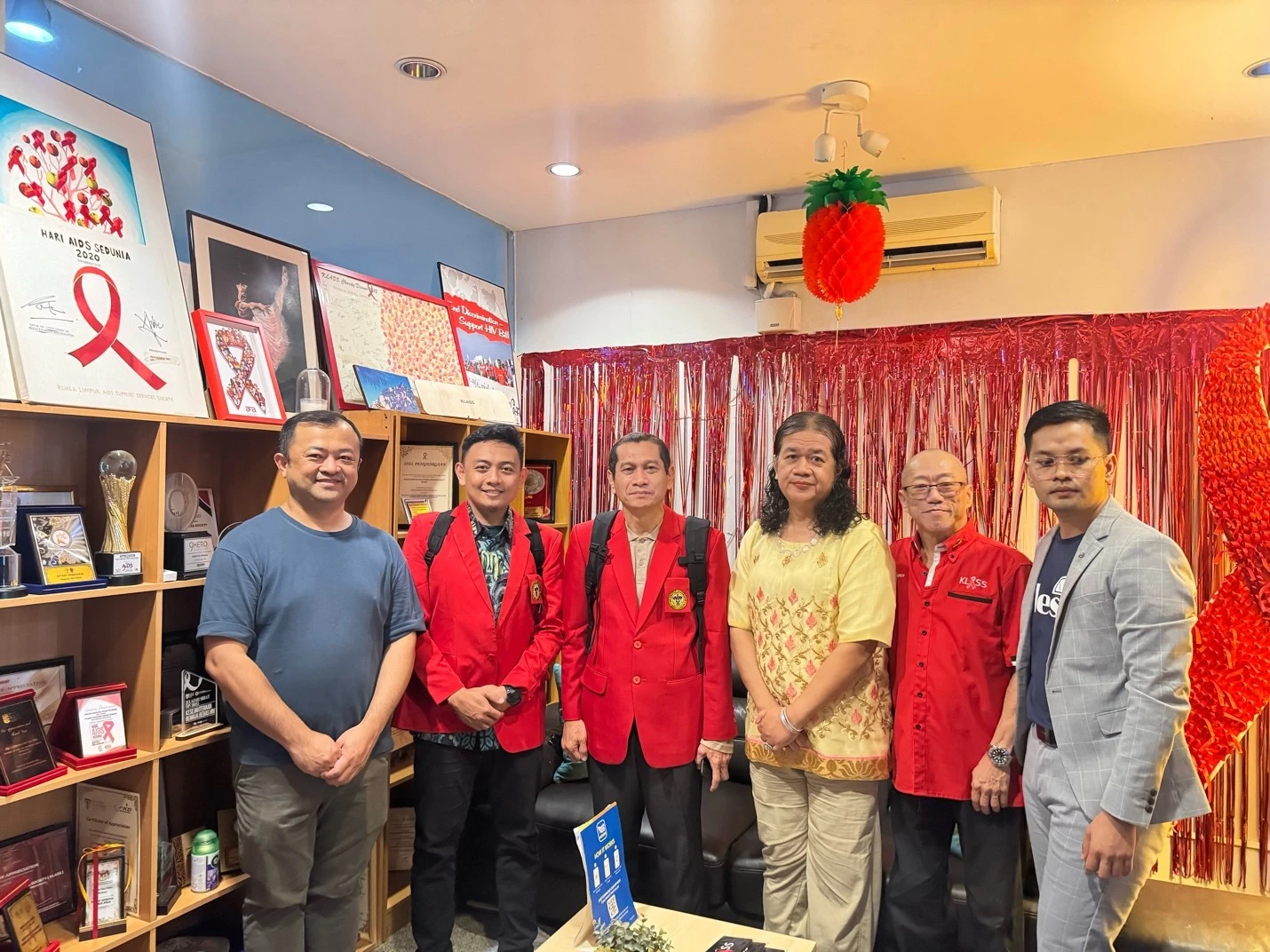 Mahasiswa Magister AKK FKM Unhas bersama dosen pendamping berfoto bersama pimpinan KLASS Kuala Lumpur usai sesi benchmarking internasional, menandai kolaborasi pembelajaran lapangan dalam memahami model penanggulangan HIV/AIDS berbasis komunitas di tingkat global, 29 Maret 2026.