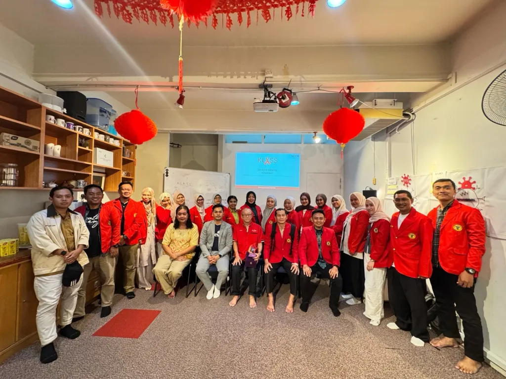 Mahasiswa Magister AKK FKM Unhas bersama dosen pendamping dan tim KLASS Kuala Lumpur berfoto bersama usai kegiatan benchmarking internasional yang memperkuat pemahaman tentang strategi penanggulangan HIV/AIDS berbasis komunitas dan kolaborasi global, 29 Maret 2026.