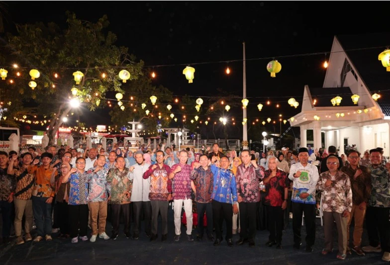 Kebersamaan hangat seluruh peserta dalam suasana malam penuh keakraban di Sidrap memperkuat soliditas jajaran pimpinan dan tokoh strategis FKM Unhas dalam membangun sinergi kolektif demi akselerasi kinerja menuju daya saing global. (Foto:Dok.Pribadi).