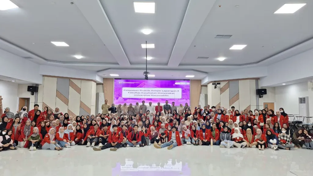 Mahasiswa FKM Unhas berfoto bersama sebelum menjalankan PBL III dan pengabdian masyarakat. (Foto: Istimewa).