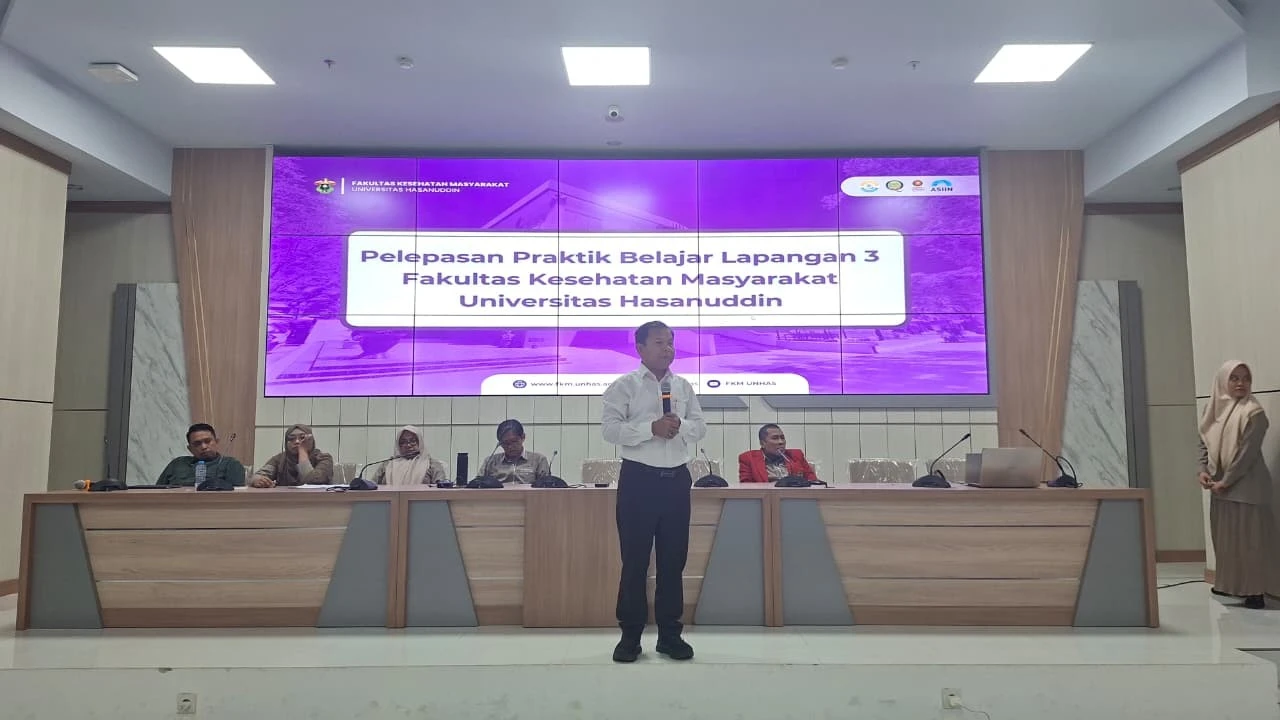 Prof. Sukri Palutturi, SKM, M.Kes., MSc.PH, Ph.D. (L), Dekan FKM Unhas, melepas mahasiswa PBL III menuju Soppeng untuk pengabdian masyarakat.(Foto: Dok.Pribadi).