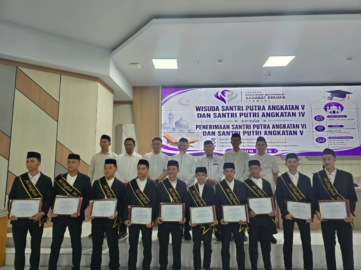 Sebanyak 17 santri Rumah Qur'an Sahabat Dhuafa resmi diwisuda YKMSD sebagai generasi Qur'ani yang siap mengabdi kepada agama, bangsa, dan masyarakat melalui akhlak mulia serta nilai-nilai Al-Qur'an. (Foto: Dok. YKMSD).