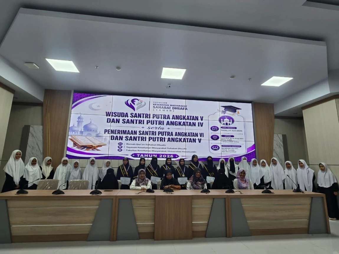 Santri putri, pembina, dan pengurus YKMSD berfoto bersama usai wisuda dan penerimaan santri baru sebagai wujud komitmen melahirkan generasi Qur'ani yang berilmu, berakhlak mulia, serta peduli terhadap sesama. (Foto: Dok. YKMSD).