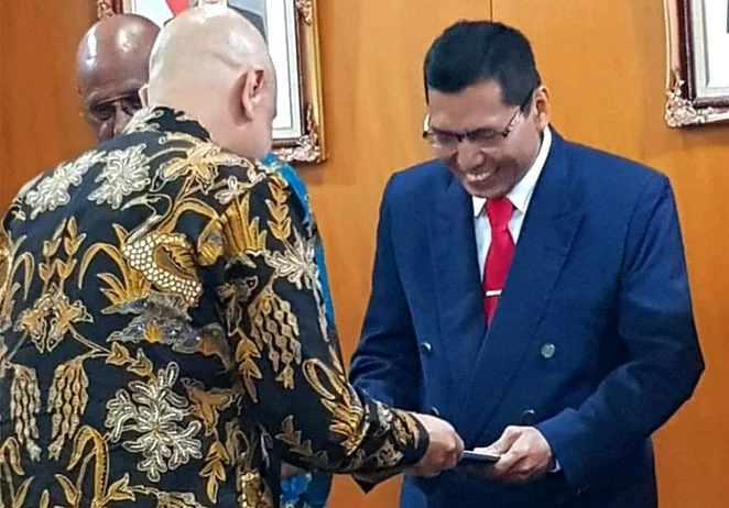 Prof Dr Ir Ambo Tuwo DEA, menerima surat pengakuan (exequatur) sebagai Konsul Kehormatan Perancis, Jumat (11/1/2019). (Foto: Humas Unhas).