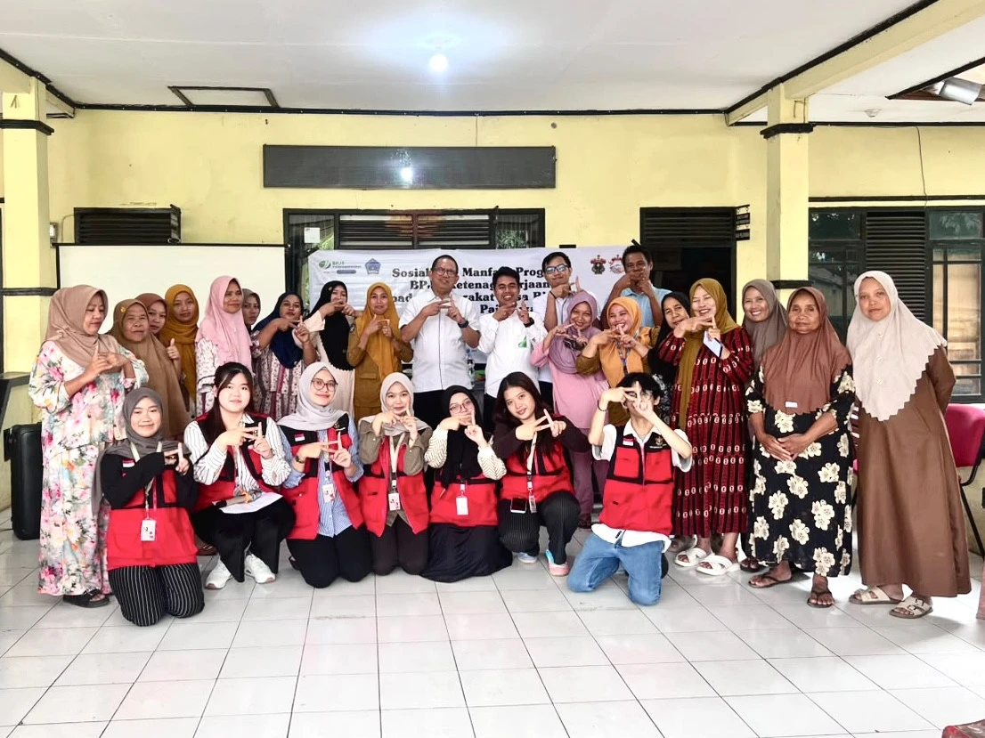 Mahasiswa KKN Tematik PPA Gelombang 116 Universitas Hasanuddin bersama BPJS Ketenagakerjaan, Pemerintah Desa Biangloe, dan warga berkomitmen memperkuat literasi keuangan, perlindungan kerja, serta ketahanan ekonomi keluarga menuju desa yang lebih sejahtera dan berkelanjutan. (Foto: Dok.Pribadi).