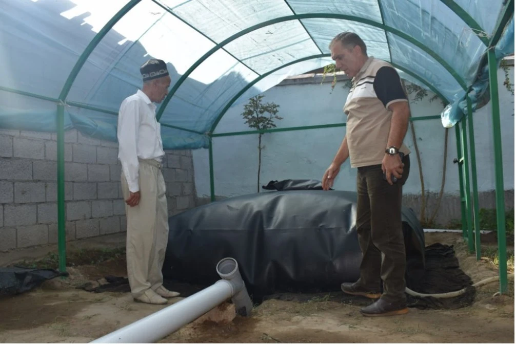 Instalasi biogas rumah tangga di Tajikistan mengubah limbah menjadi energi bersih dan pupuk organik. (Foto: Sayfiddin Karaev, asia +).